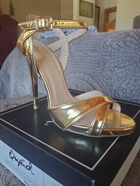 Qupid Shiny Gold Gladly-30 model heels size 7